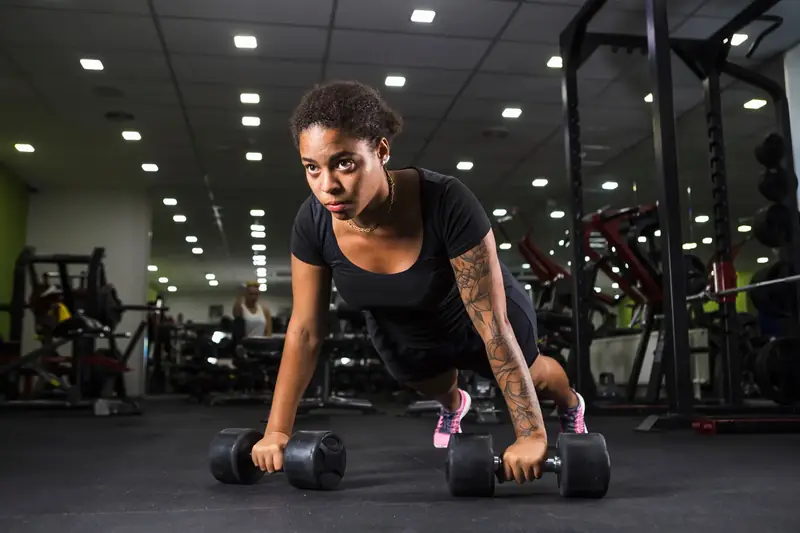 Savfol member holding a plank on two dumbbells during a Tabata round